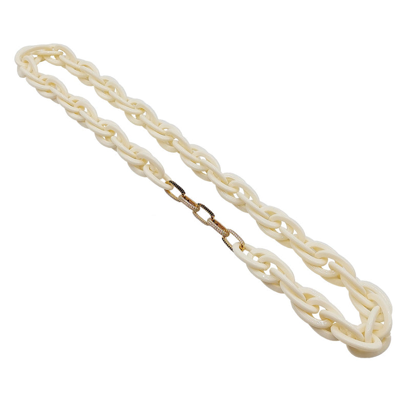 Halskette aus weißer Pasta