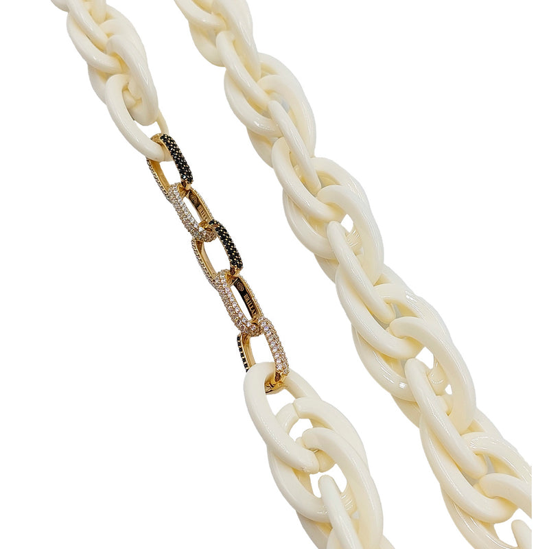 Halskette aus weißer Pasta