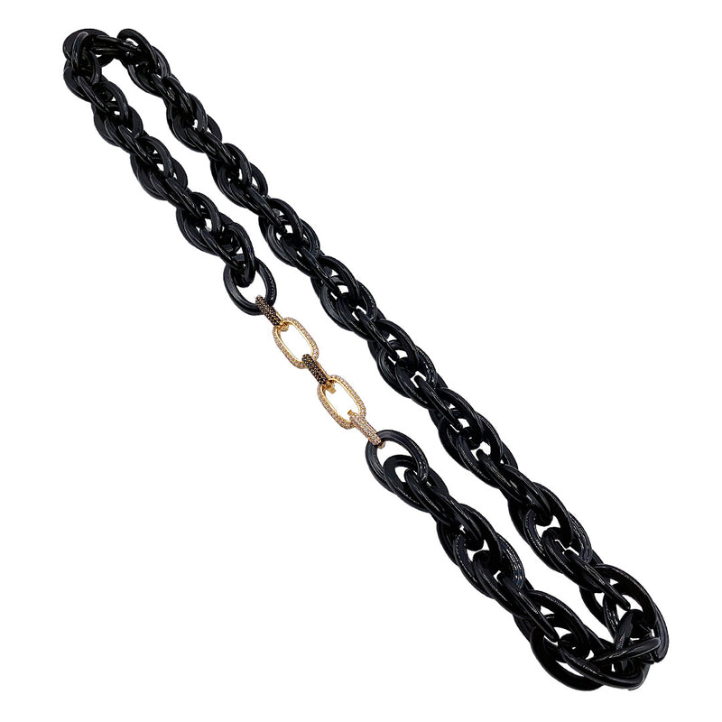 Schwarzer Pastakragen