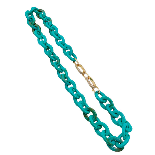 Halskette aus grünen Nudeln