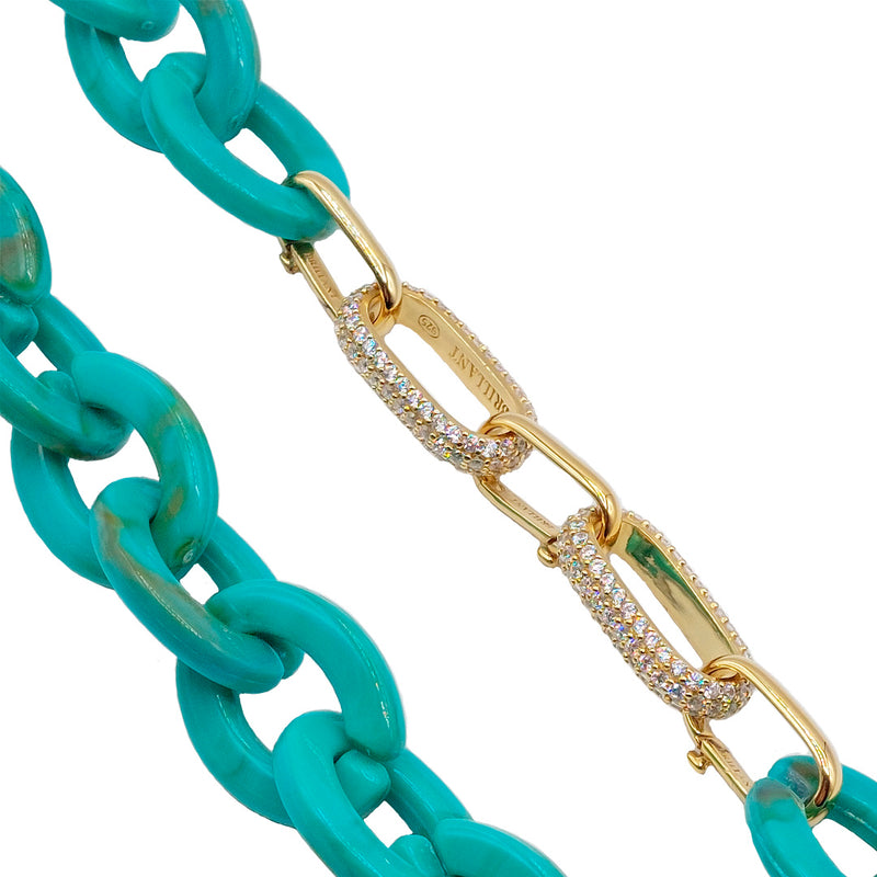 Halskette aus grünen Nudeln